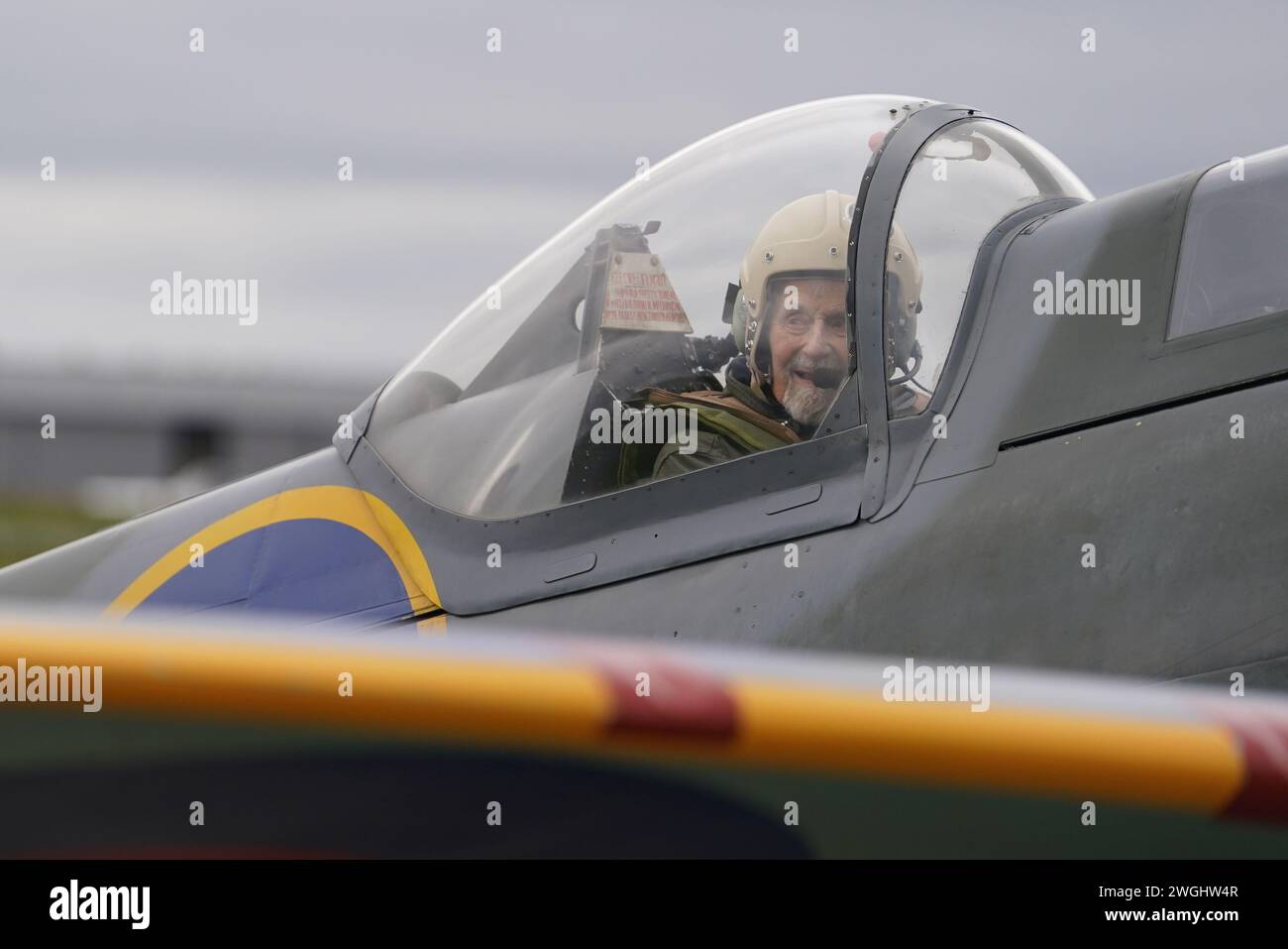 Jack Hemmings AFC, 102 ans, donne les pouces après avoir piloté un avion Spitfire pour marquer le 80e anniversaire de l’association caritative militaire Mission Aviation Fellowship (MAF). L'ancien chef d'escadron de la RAF et pionnier du MAF, le plus grand service aérien humanitaire au monde, est devenu le plus vieux Britannique à voler dans un feu de paille. M. Hemmings, qui vit chez lui à Horam, Sussex, a eu accès à l'emblématique Heritage Hanger à Londres Biggin Hill, et a pris le ciel dans les avions britanniques les plus appréciés de la seconde Guerre mondiale pour recueillir des fonds pour MAF, l'organisme de bienfaisance qu'il a co-fondé il y a près de 80 ans. Date de la photo : lundi février Banque D'Images