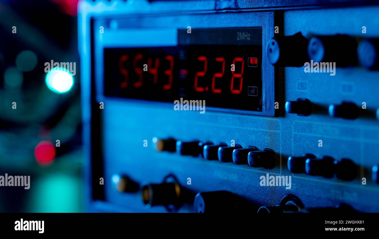 Balance numérique : largement utilisée dans la recherche scientifique, la fabrication et l'industrie alimentaire, les balances numériques mesurent avec précision le poids Banque D'Images