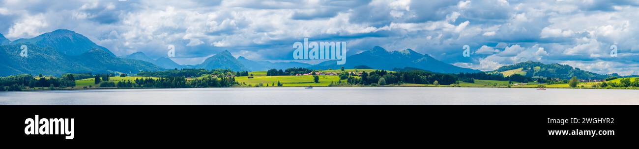 Panorama des montagnes alpines sur fond d'un lac de montagne dans le sud de l'Allemagne Banque D'Images