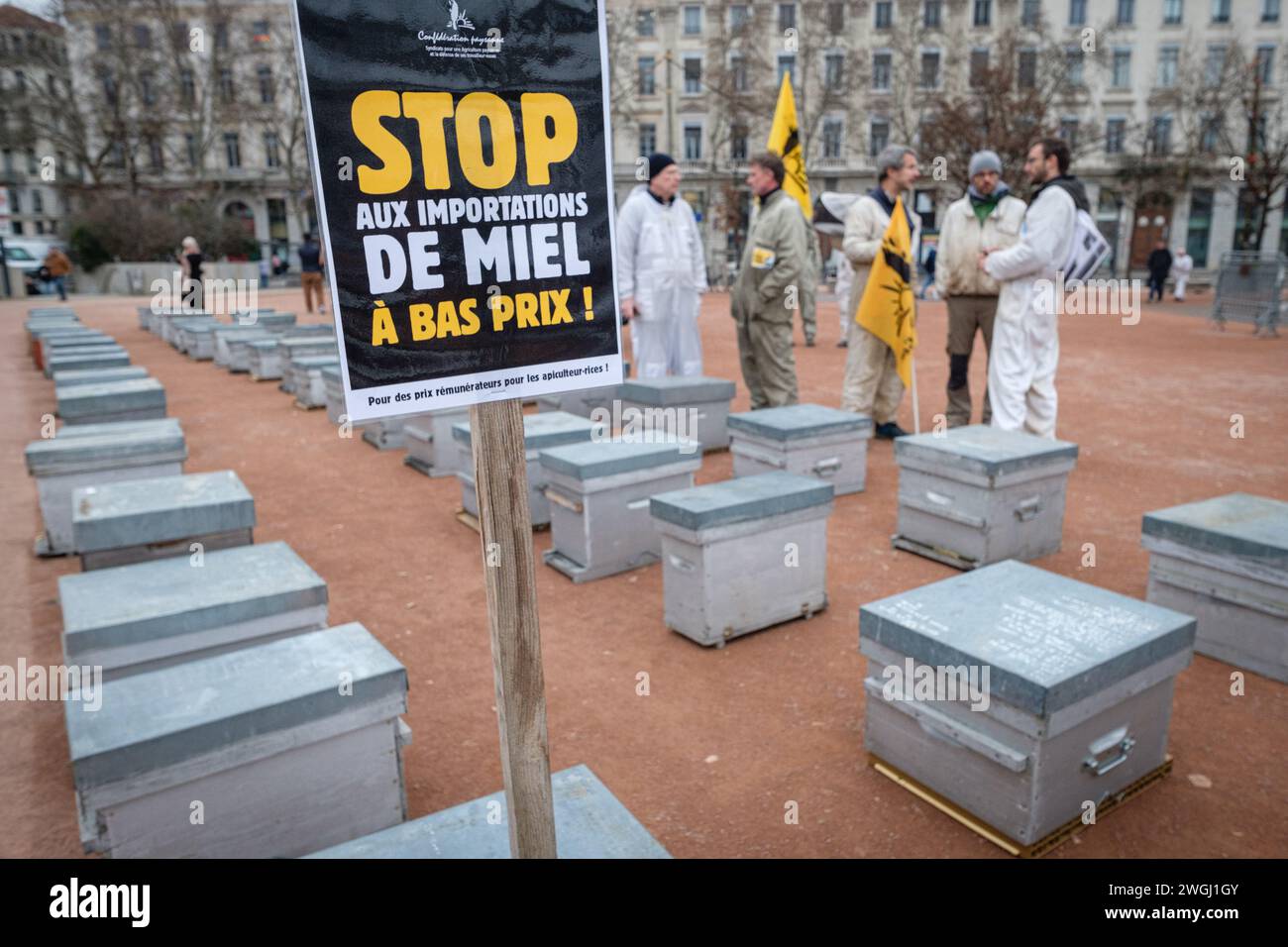 Mobilisation des apiculteurs qui dénoncent la concurrence des importations de miel et exigent une garantie et une protection de leurs revenus. Banque D'Images