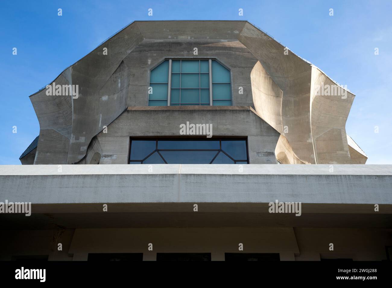 Le deuxième Goetheanum, le centre mondial du mouvement anthroposophique. Bâtiment conçu par Rudolf Steiner, situé au sommet de la colline à Dornach Banque D'Images