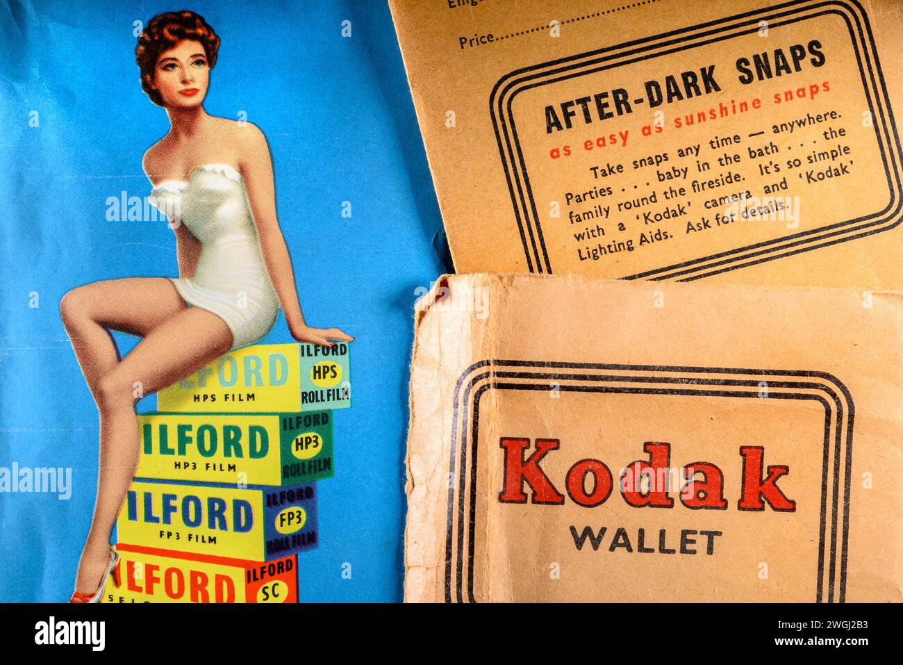 Vieux portefeuilles négatifs Kodak et Ilford (années 1950) avec design / publicité d'époque Banque D'Images