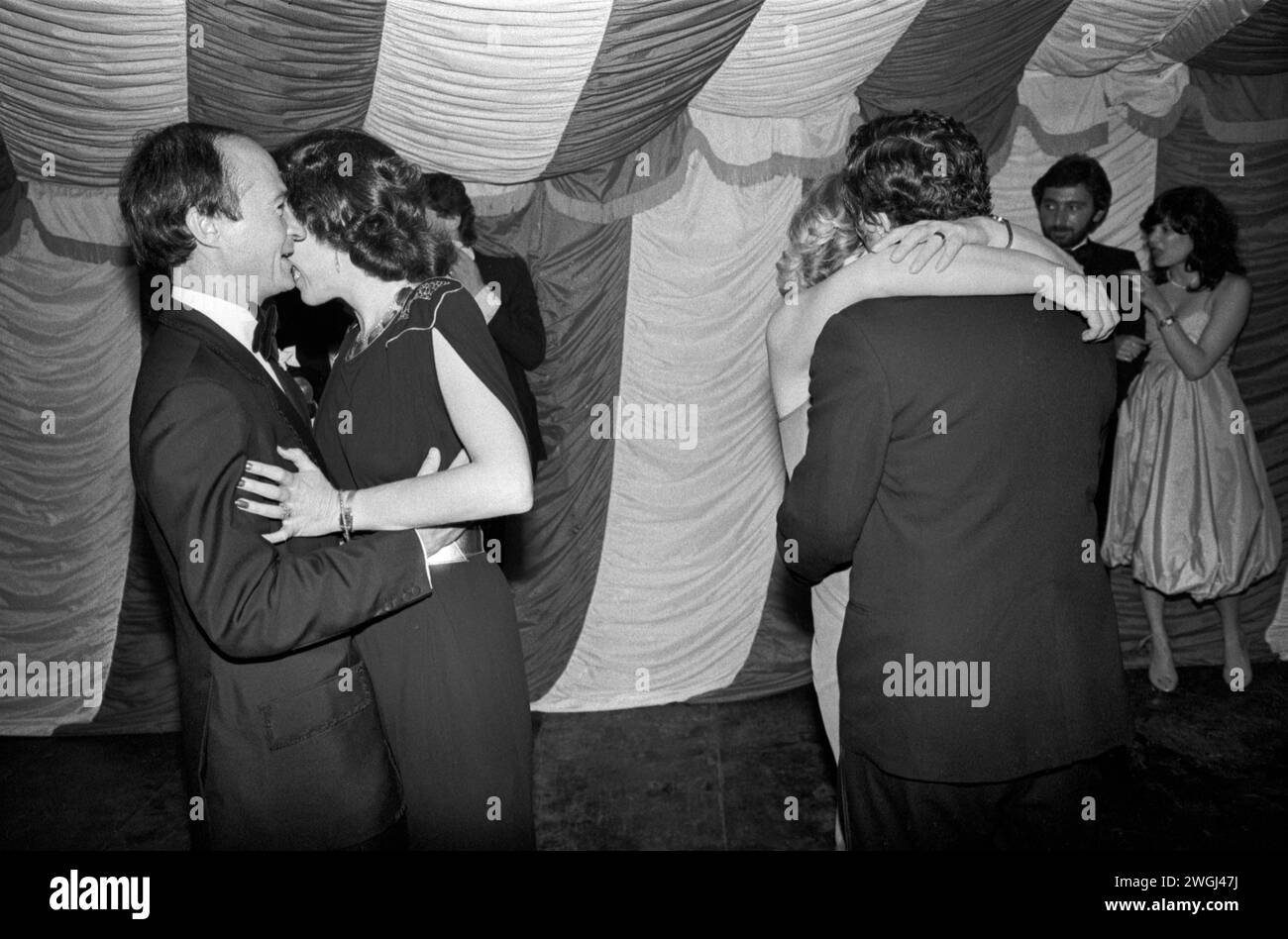 Les riches classes moyennes dansent toute la nuit au Berkeley Square Ball annuel. Westminster, Londres, Angleterre septembre 1981 1980 Royaume-Uni HOMER SYKES Banque D'Images