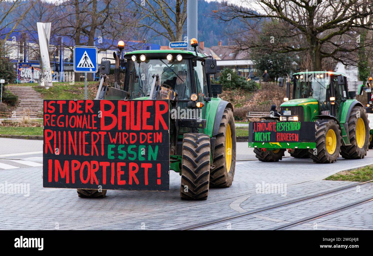 für viele Bauern und ihre Traktoren ist jedoch in der Werthmannsstrasse schluss. Die Polizei liess nur knapp 10 Traktoren auf der Platz der alten Syna Banque D'Images