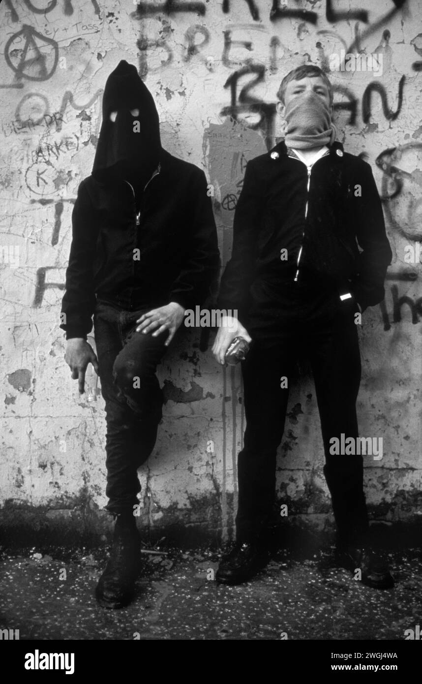 Jeunes catholiques - Hoods, pose tenant des bombes à essence les troubles des années 1980 Ils sont dans la Falls Road, une enclave majoritairement catholique de la classe ouvrière à Belfast. Irlande du Nord Royaume-Uni 1981. HOMER SYKES Banque D'Images