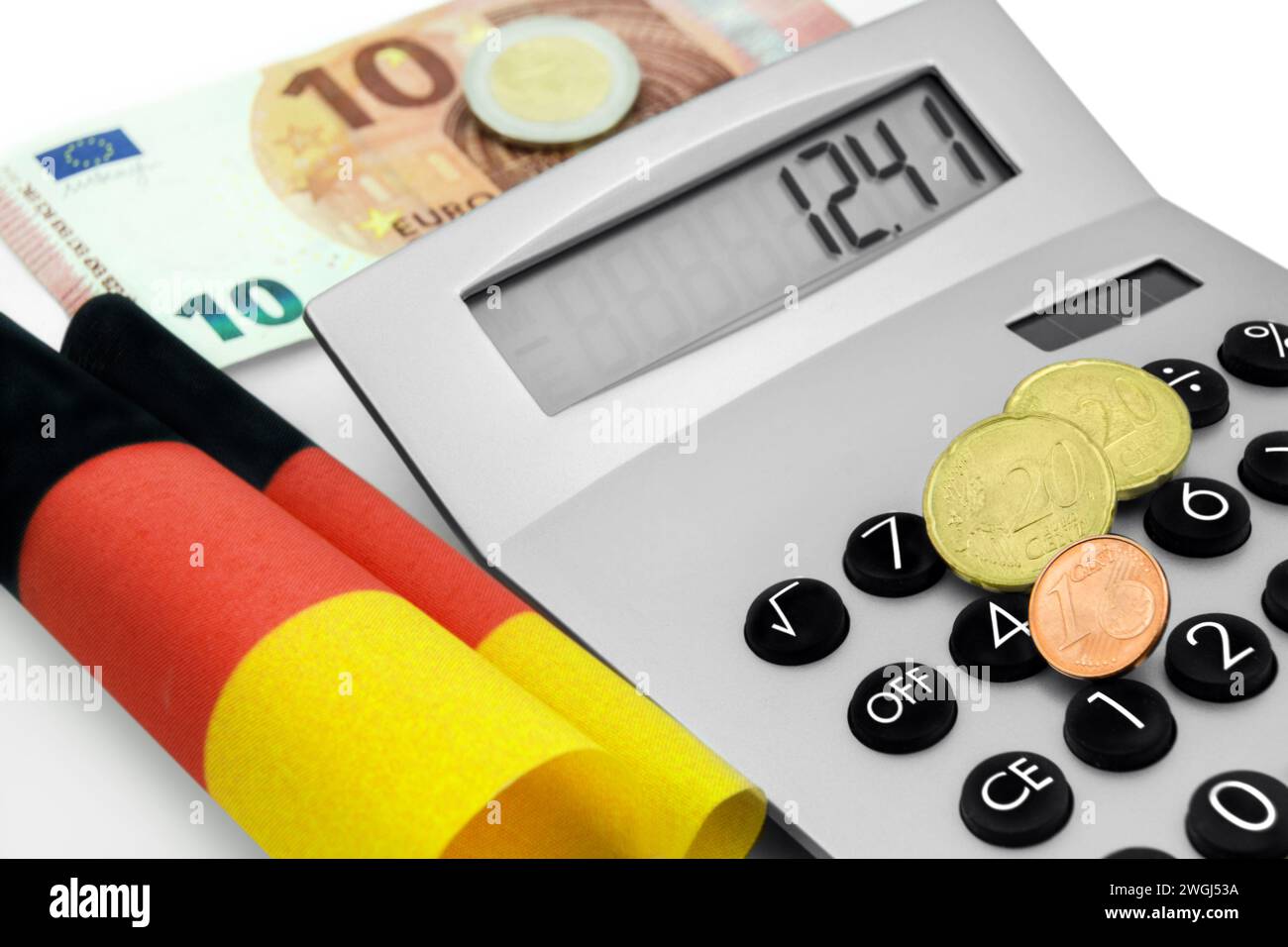 12,41 Euro Mindestlohn in Deutschland mit Rechner und Deutscher Flagge Banque D'Images