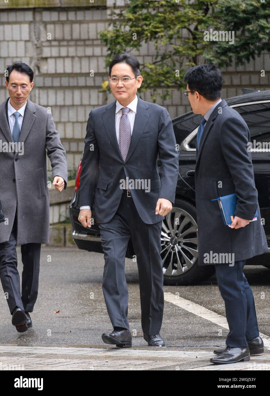 Séoul, Corée du Sud. 05th Feb, 2024. Lee Jae-yONG (C), président de Samsung Electronics, arrive au tribunal de district central de Séoul. Un tribunal de Séoul a acquitté Samsung Electronics Co. Le président Lee Jae-yONG le 5 février, en relation avec la fusion controversée de 2015 de deux filiales de Samsung qui aurait été menée pour l'aider à prendre le contrôle du plus grand conglomérat de Corée du Sud. Crédit : SOPA images Limited/Alamy Live News Banque D'Images