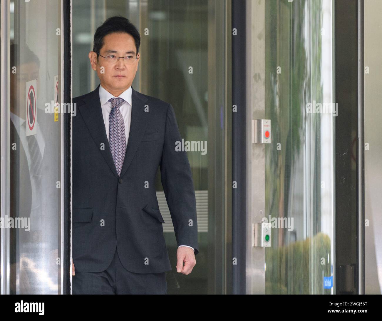 Séoul, Corée du Sud. 05th Feb, 2024. Lee Jae-yONG, président de Samsung Electronics, quitte le tribunal de district central de Séoul. Un tribunal de Séoul a acquitté Samsung Electronics Co. Le président Lee Jae-yONG le 5 février, en relation avec la fusion controversée de 2015 de deux filiales de Samsung qui aurait été menée pour l'aider à prendre le contrôle du plus grand conglomérat de Corée du Sud. Crédit : SOPA images Limited/Alamy Live News Banque D'Images