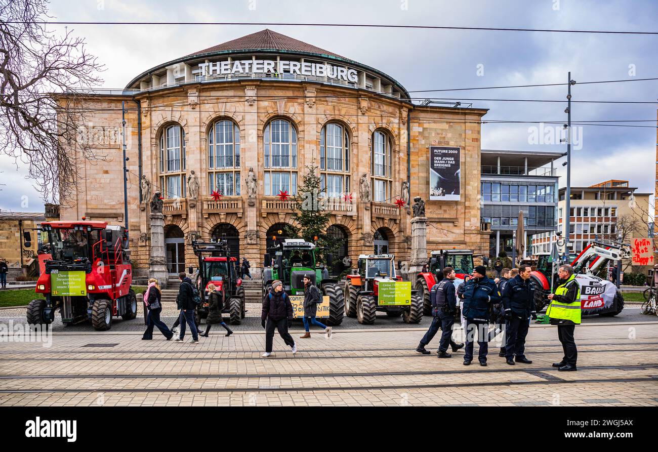 VOR dem Theater Freiburg gegenüber dem Platz der alten Synagoge wurden die Traktoren der Bauer aufgestellt. (Freiburg im Breisgau, Deutschland, 08.01. Banque D'Images