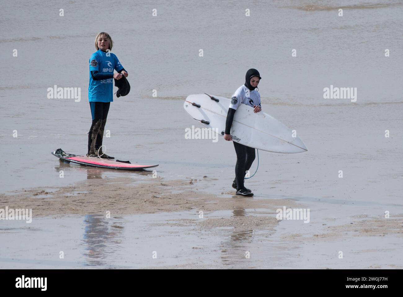 Jeunes surfeurs masculins qui se préparent à participer à la compétition de surf Rip Curl Grom Search à Fistral à Newquay en Cornouailles au Royaume-Uni. Banque D'Images