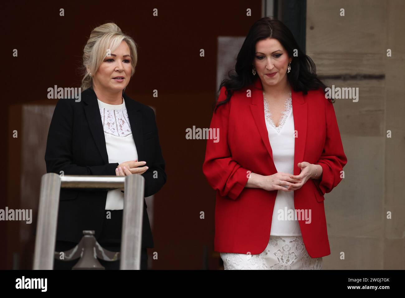 La première ministre Michelle O'Neill et la vice-première ministre Emma Little-Pengelly lors d'une conférence de presse au château de Stormont, à Belfast, à la suite du rétablissement de l'exécutif partageant le pouvoir. Date de la photo : lundi 5 février 2024. Banque D'Images