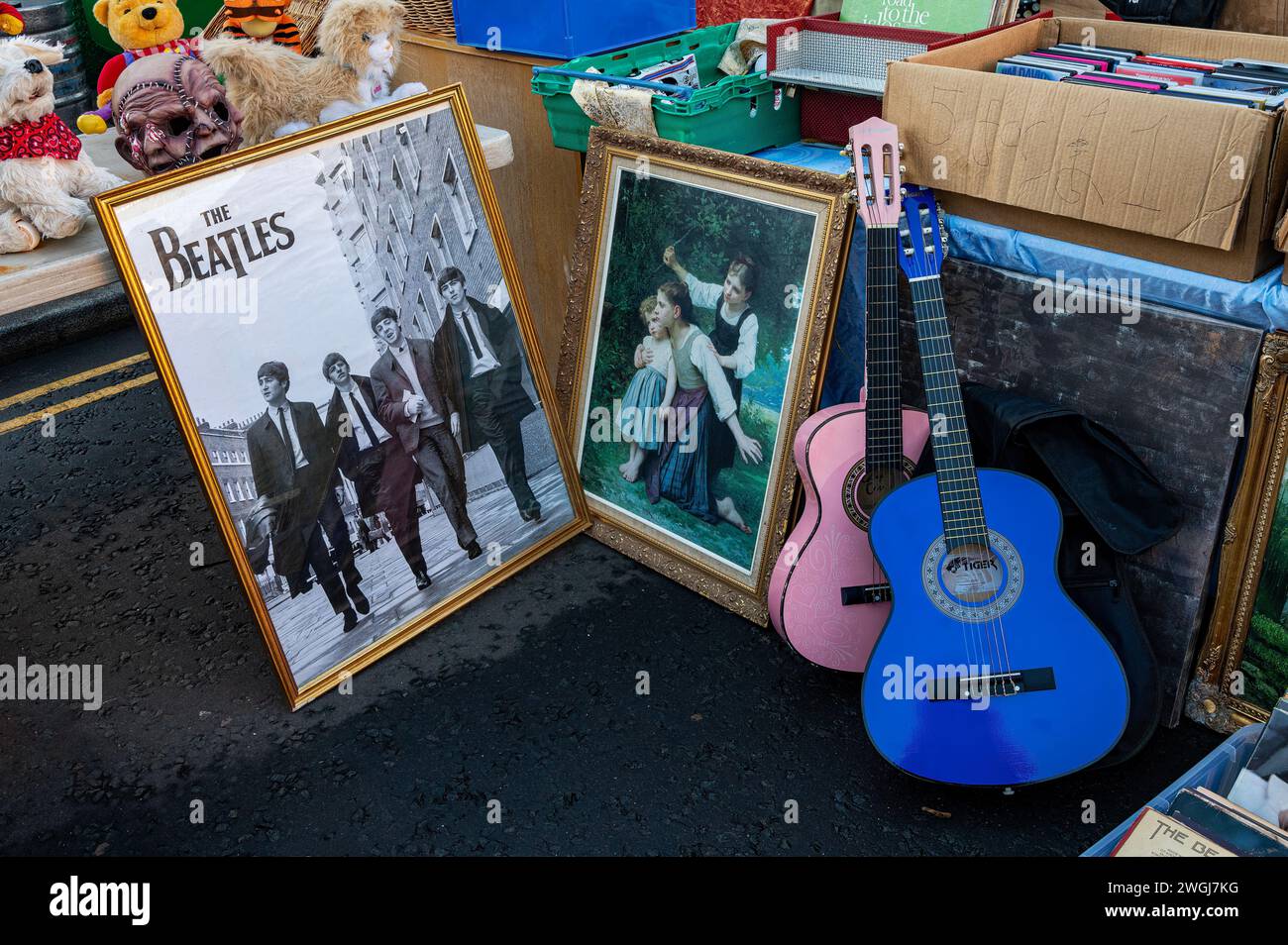 Assortiment impair d'articles à vendre au marché extérieur, y compris la photographie encadrée des Beatles. Banque D'Images