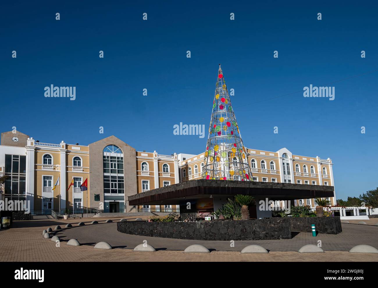 Décoration d'arbre de Noël sur le rond-point à Avenue Fred Olsen à Arrecife, Lanzarote, Îles Canaries. Banque D'Images