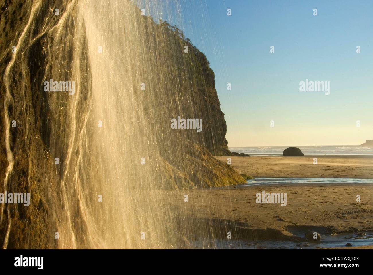 Cascade de plage, parc d'état de Hug Point, Oregon Banque D'Images