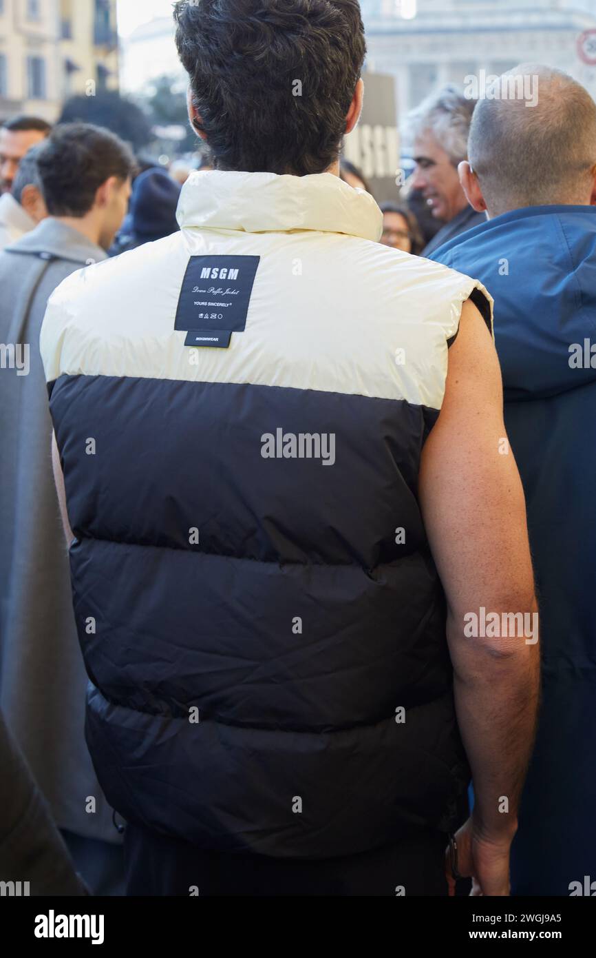 MILAN, ITALIE - 13 JANVIER 2024 : homme avec veste gonflante blanche et bleue MSGM avant le défilé de mode MSGM, dans le style de rue de la semaine de la mode de Milan Banque D'Images