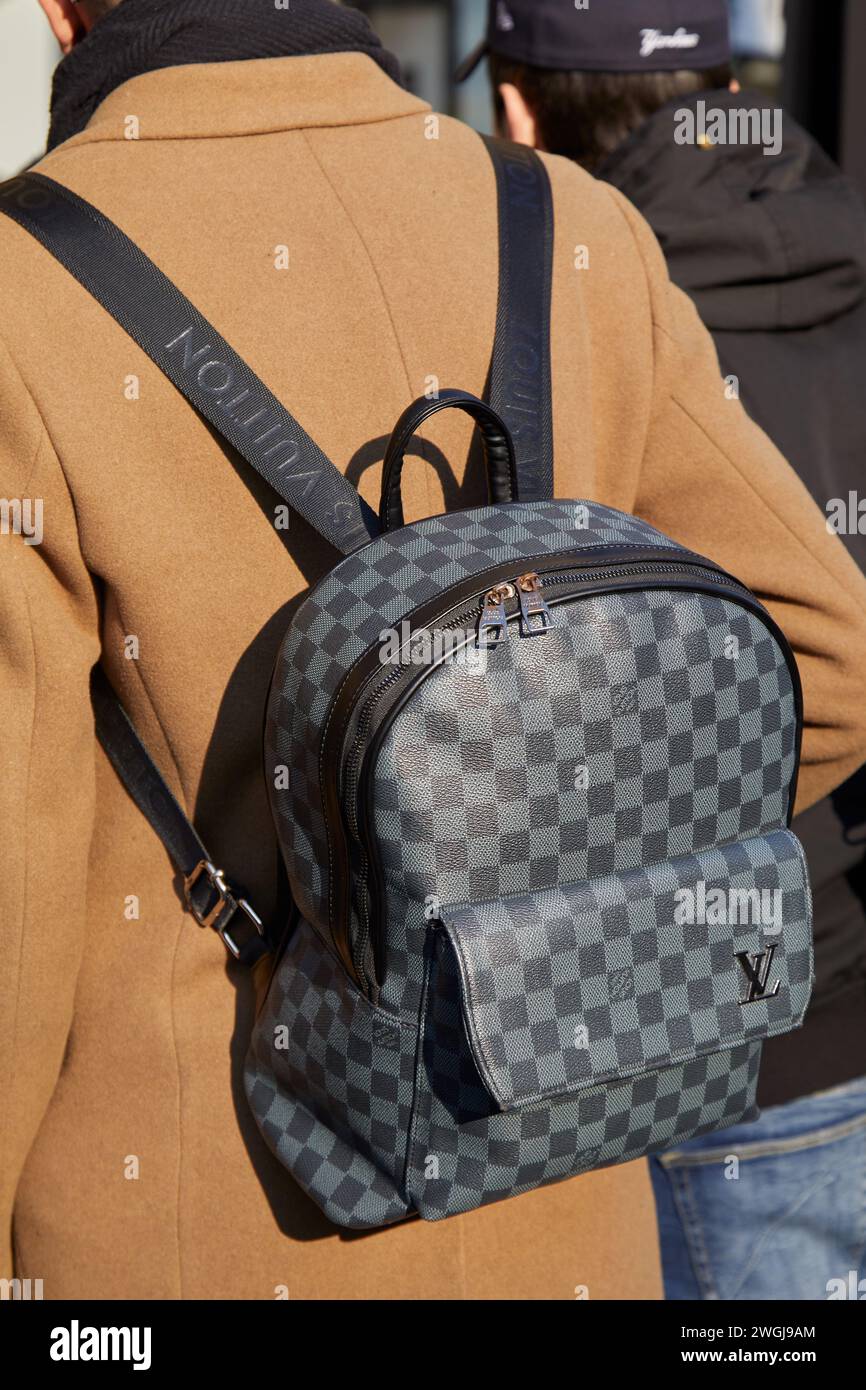 MILAN, ITALIE - 13 JANVIER 2024 : homme avec sac à dos Louis Vuitton avant le défilé MSGM, dans le style Street week de Milan Banque D'Images