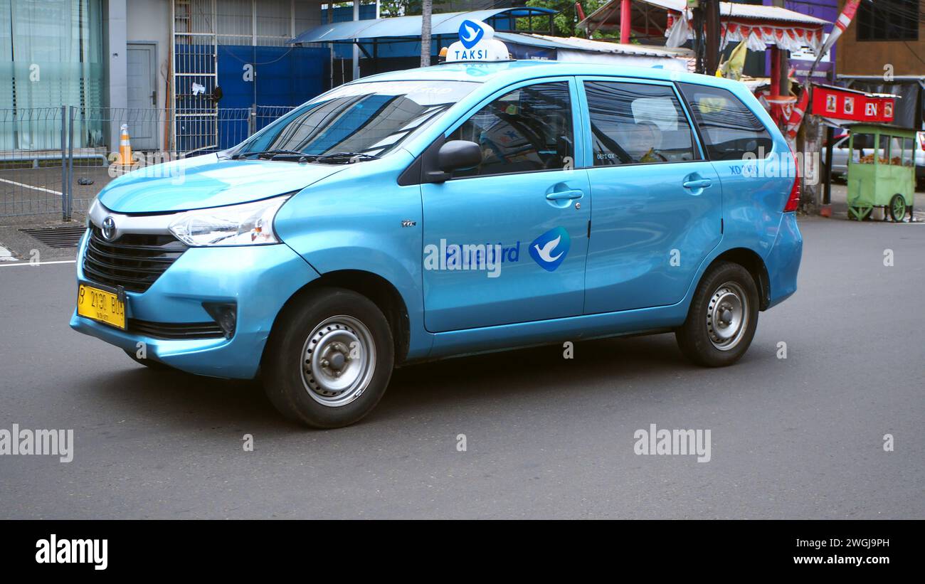Blue Bird Taxi, Toyota Avanza Transmover car, conduite dans la zone commerciale, Radio Dalam Street, Jakarta, Indonésie Banque D'Images