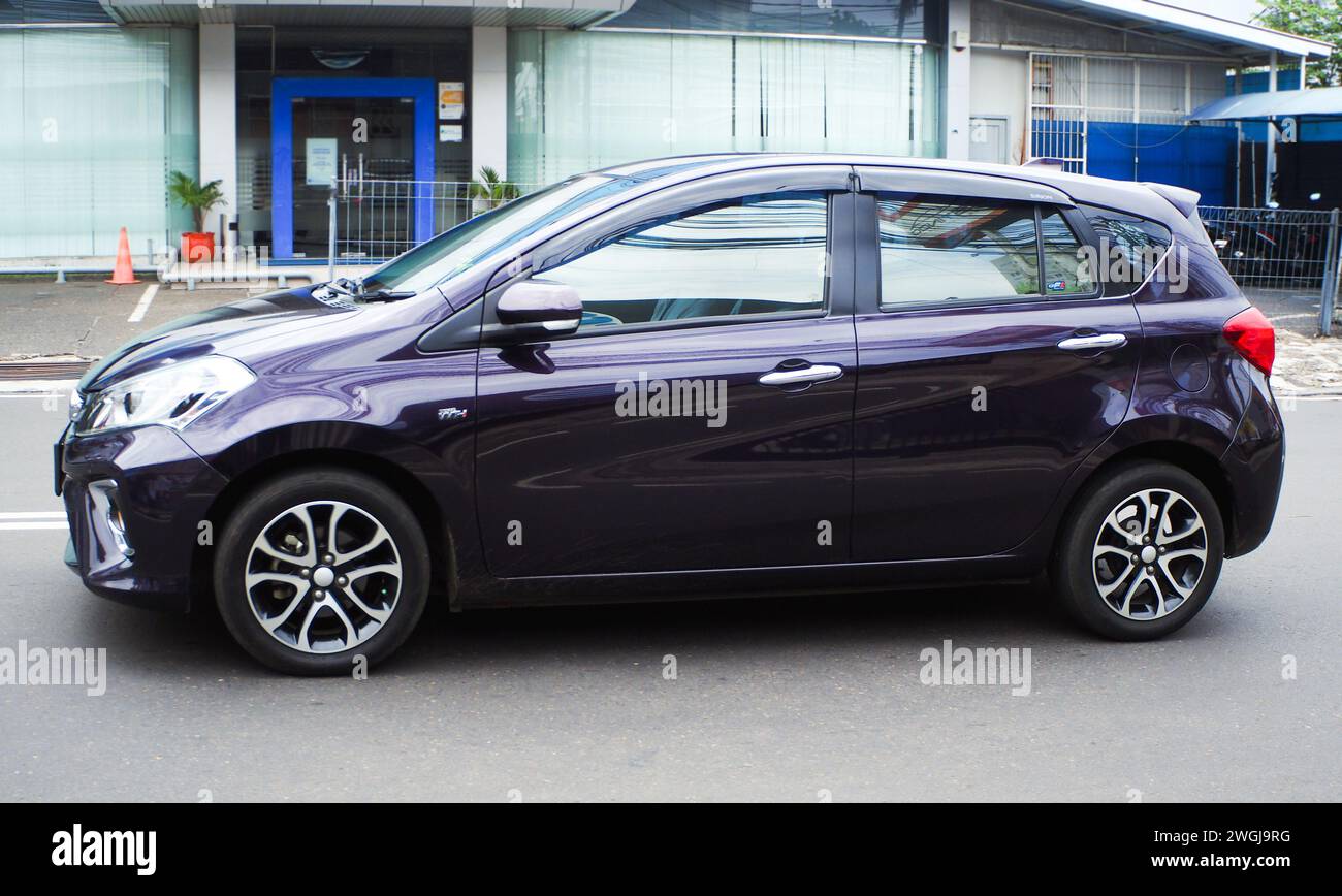 Petite voiture urbaine Daihatsu Sirion conduite dans la zone commerciale, Radio Dalam Street, Jakarta, Indonésie Banque D'Images