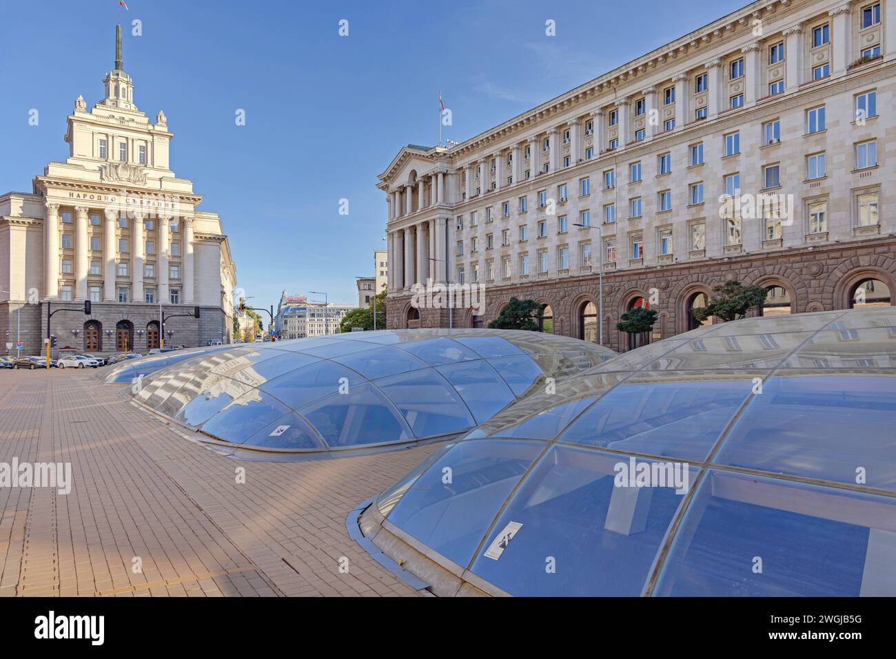 Sofia, Bulgarie - 16 octobre 2023 : site archéologique de Serdica et bâtiment de l'Assemblée nationale bulgare dans le centre de la capitale jour d'automne. Banque D'Images