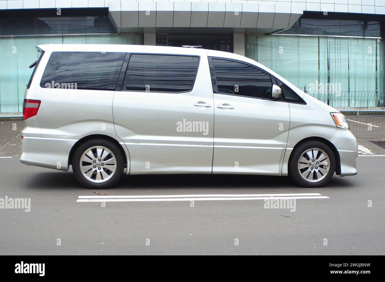 Monospace de luxe Toyota Alphard car, conduite dans la zone commerciale, Radio Dalam Street, Jakarta, Indonésie Banque D'Images