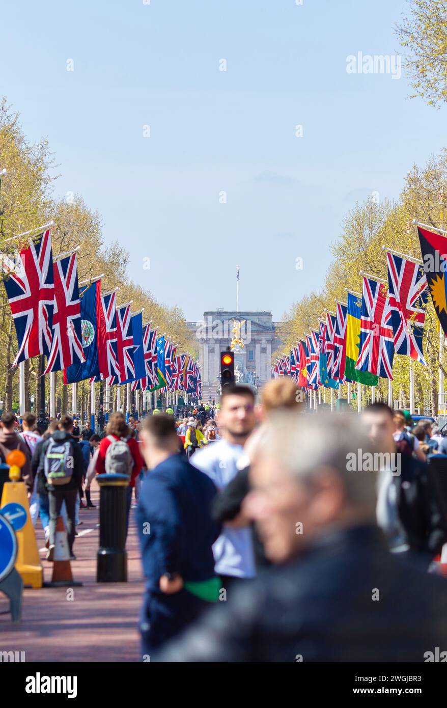 Les gens prennent des photos sur le Mall alors que Londres se prépare pour le couronnement du roi Charles III Banque D'Images