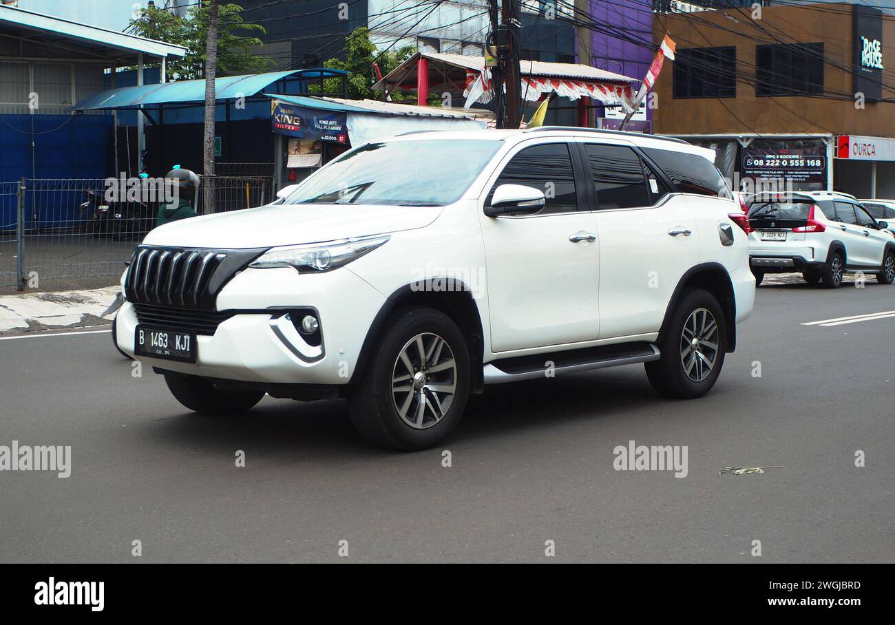 Voiture blanche Toyota Fortuner, conduite dans la zone commerciale, Radio Dalam Street, Jakarta, Indonésie Banque D'Images