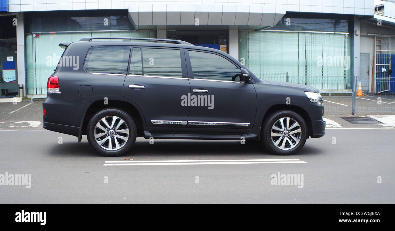 Voiture de luxe, Toyota Land Cruizer, conduite dans la zone commerciale, Radio Dalam Street, Jakarta, Indonésie Banque D'Images