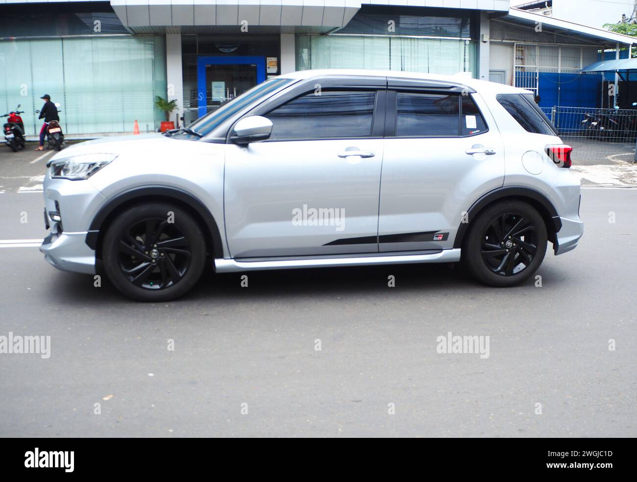 Voiture blanche Toyota Raize, conduite dans la zone commerciale, Radio Dalam Street, Jakarta, Indonésie Banque D'Images