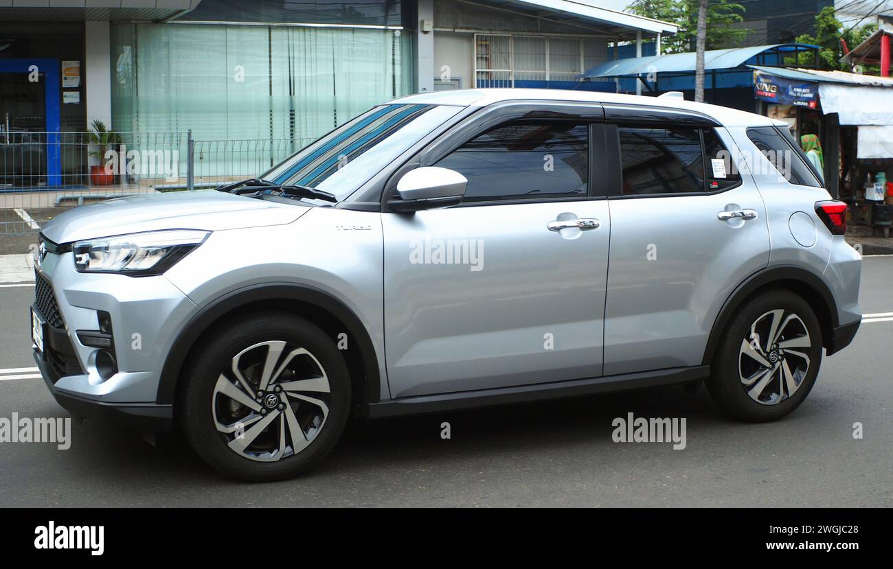 Voiture blanche Toyota Raize, conduite dans la zone commerciale, Radio Dalam Street, Jakarta, Indonésie Banque D'Images