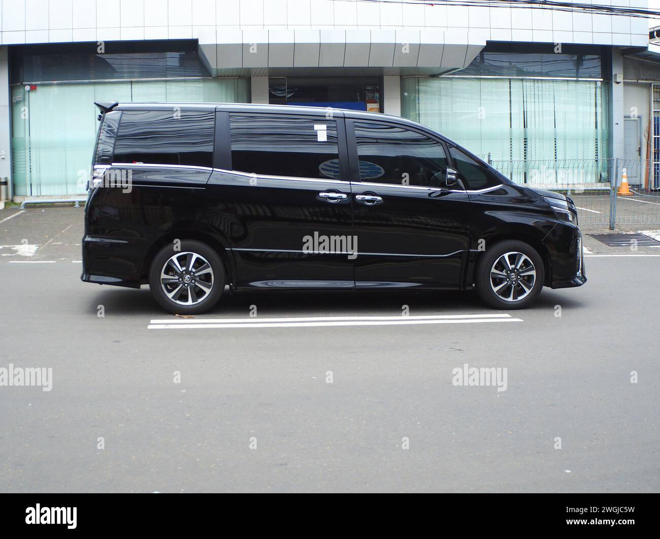 Voiture de luxe MPV, Toyota Voxy conduite dans la zone commerciale, Radio Dalam Street, Jakarta. Banque D'Images