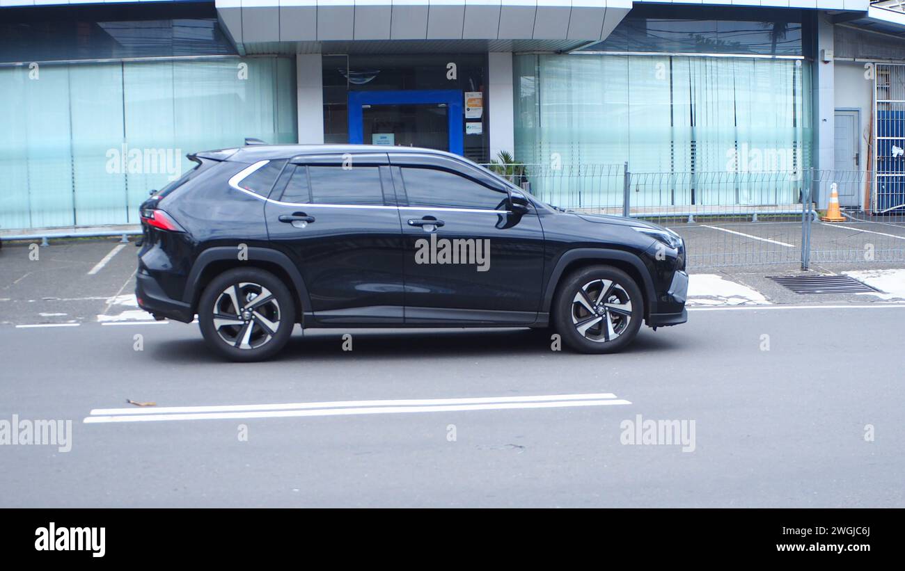 Toyota Yaris Cross car, conduite dans une zone commerciale, Radio Dalam Street, Jakarta, Indonésie Banque D'Images