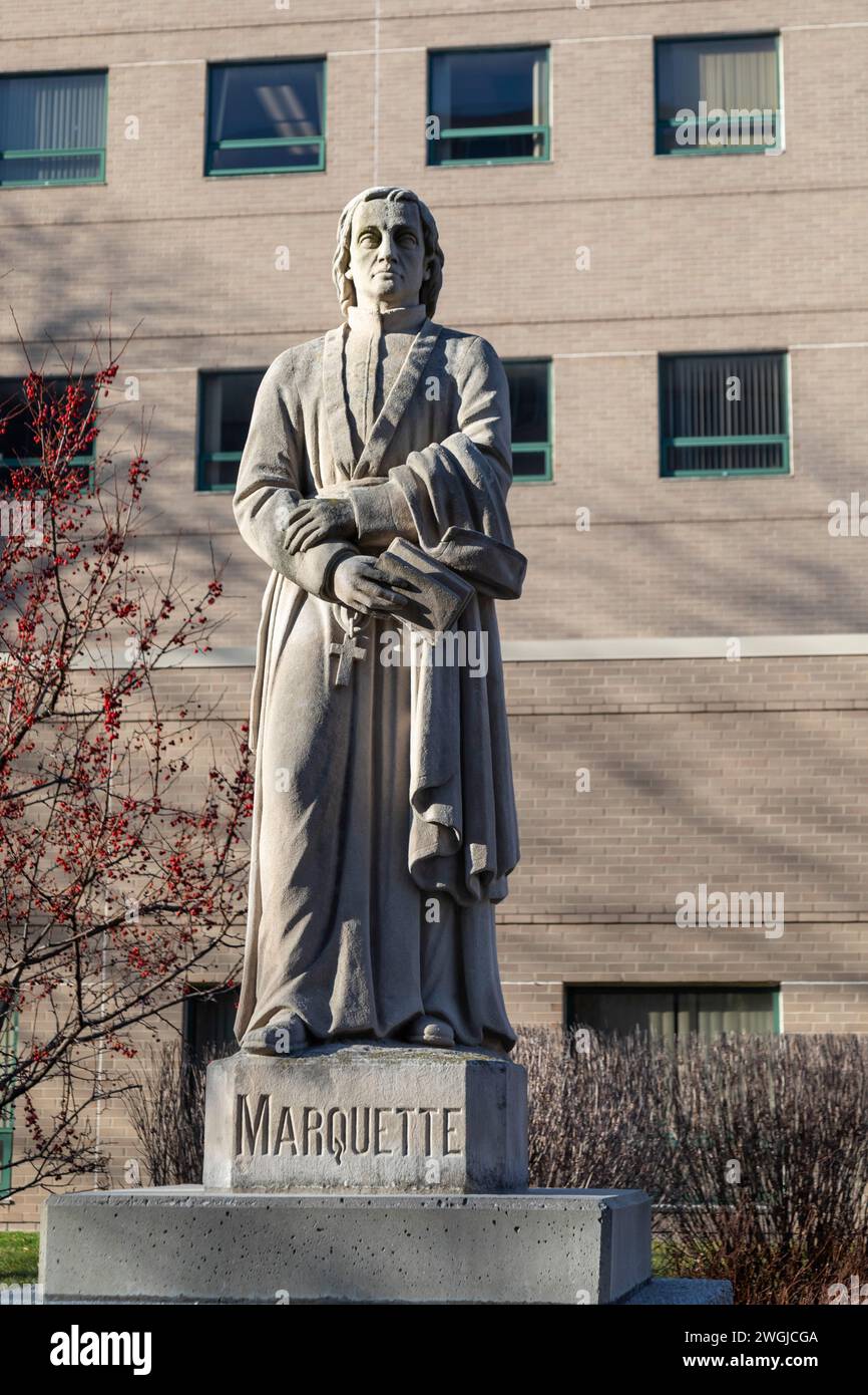 Detroit, Michigan - Une statue du père Jacques Marquette, l'un des quatre explorateurs français qui ont ouvert la voie à la colonisation européenne du Michigan. Le Banque D'Images