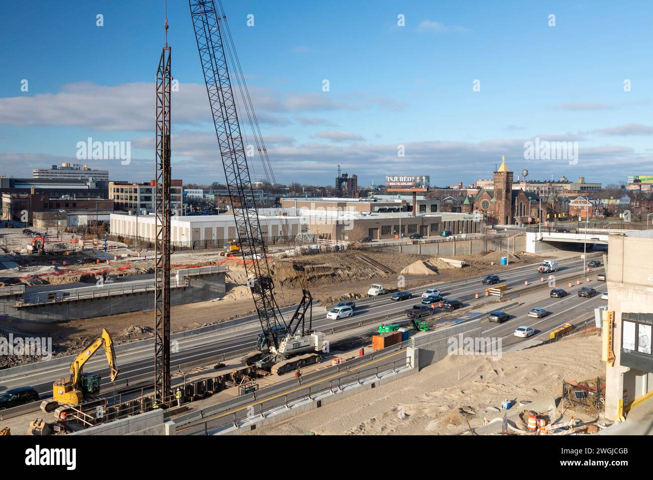 Detroit, Michigan - les travailleurs construisent les soutiens du centre du pont de Cass Avenue sur l'Interstate 94. Banque D'Images