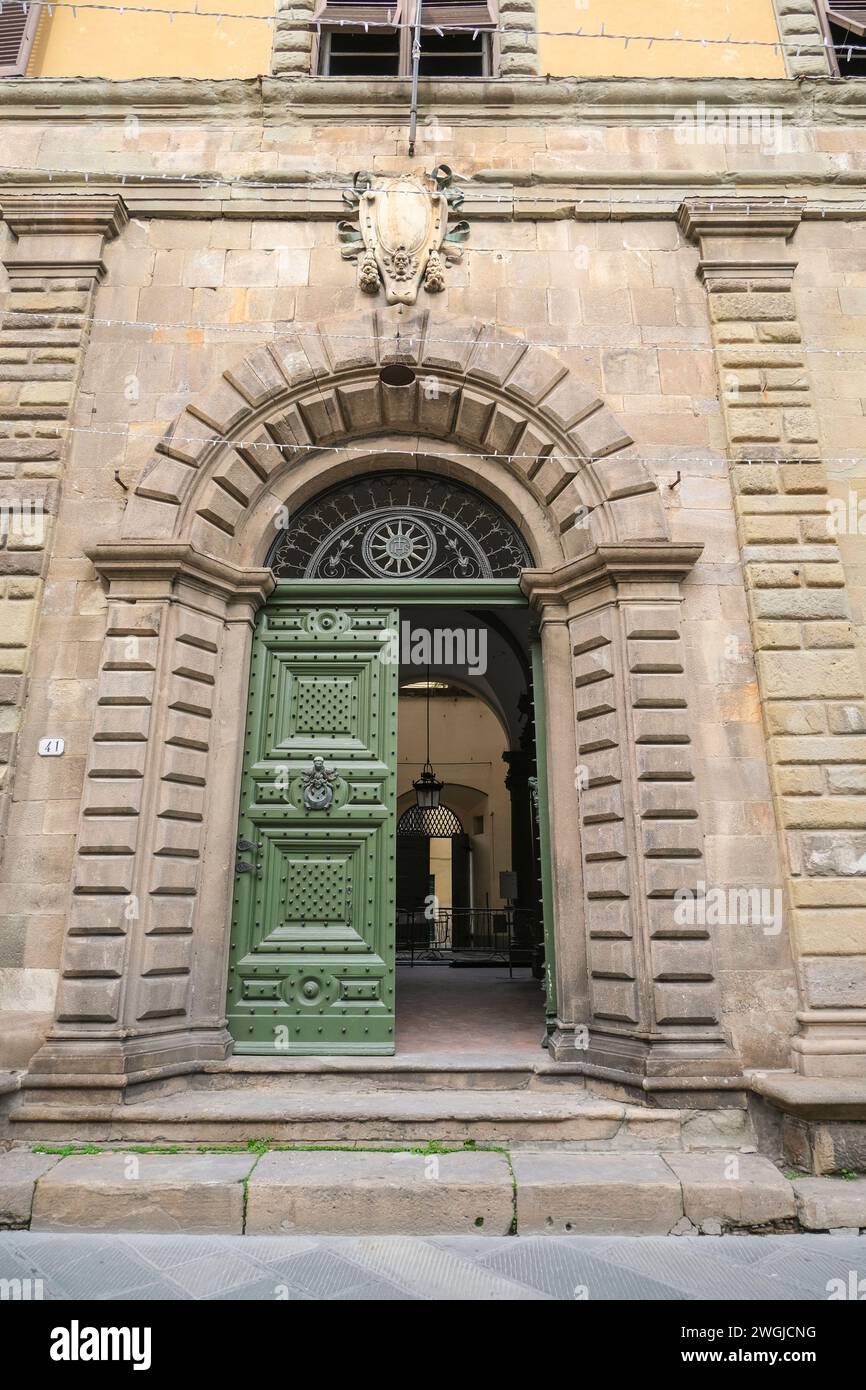 Entrée à la Confindustria Toscana Nord, place de Lucques. porte en bois vert antique joliment décorée Banque D'Images