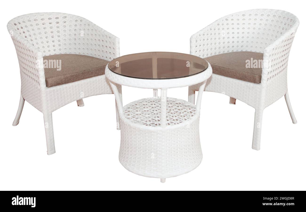 Mobilier en rotin blanc en osier composé de deux chaises et d'une table avec plateau en verre. Mobilier élégant d'extérieur ou de jardin. Banque D'Images