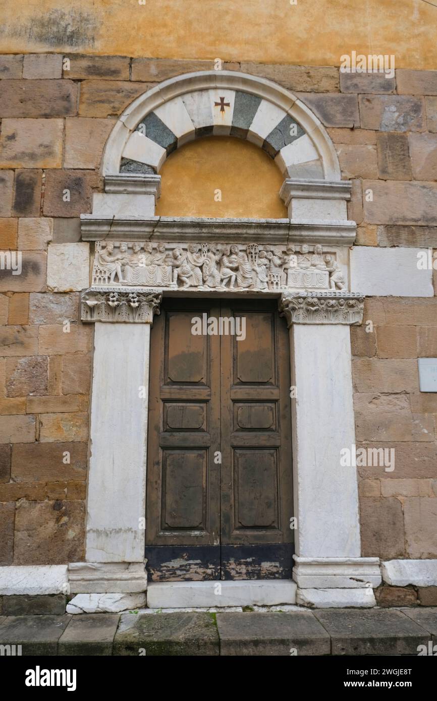 Belle porte en bois de l'église Chiesa di San Salvatore à Lucques, Toscane, Italie Banque D'Images