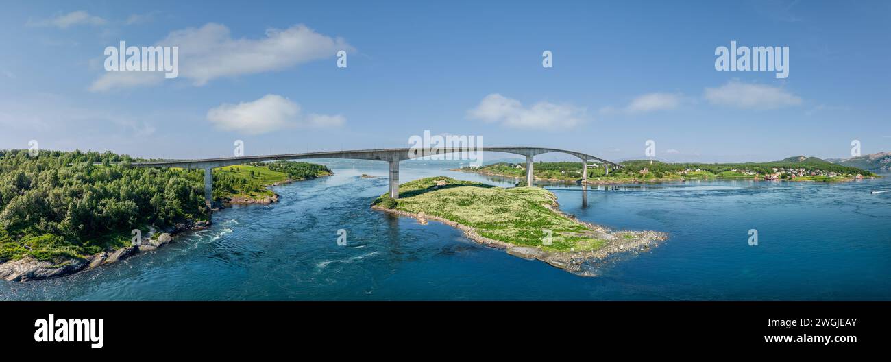 Un superbe panorama de drone saisit le pont Saltstraumen survolant le plus fort courant de marée du monde Banque D'Images