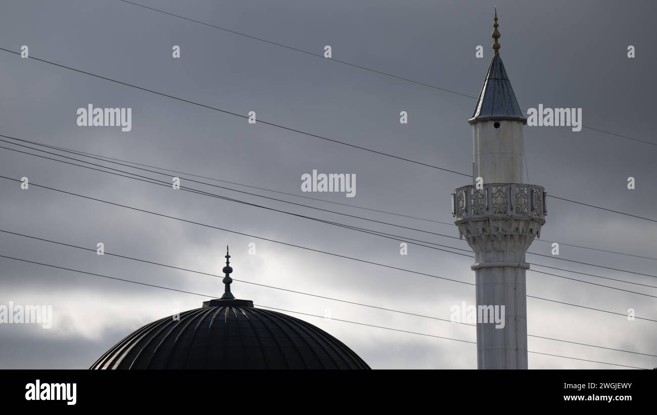 , Deutschland, Bade-Württemberg, Hockenheim, 05.02.2024, Moscheekuppel und Minarett unter düsteren Wolken. Banque D'Images