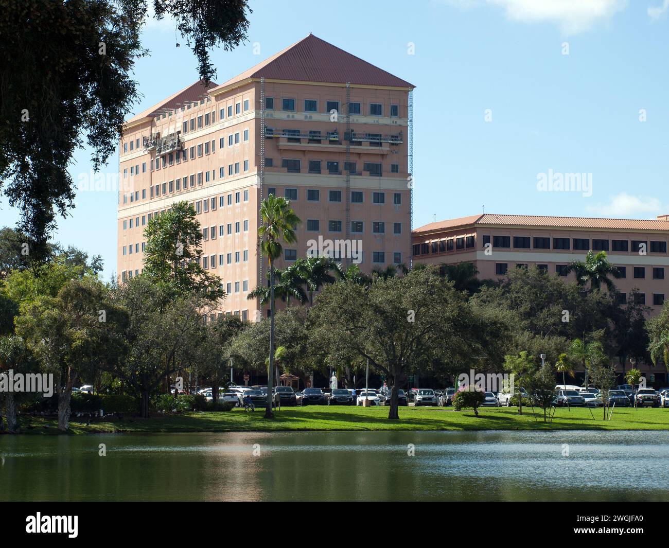 Miami, Floride, États-Unis - 20 novembre 2023 : rénovation de la tour du bâtiment principal de l'Hôpital Baptiste de Kendall. Banque D'Images