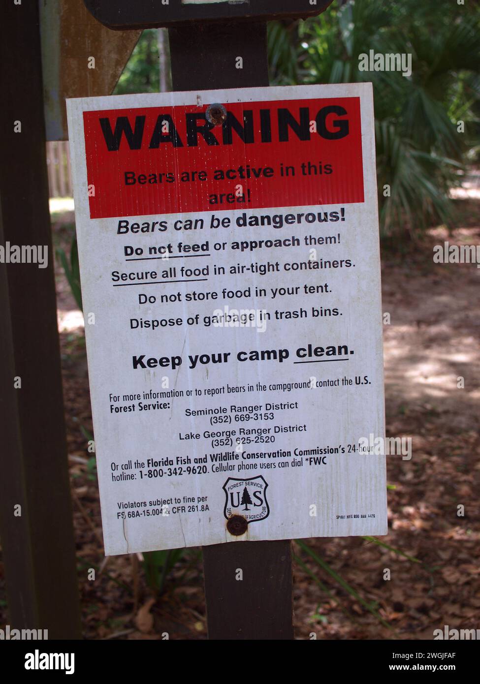 Forêt nationale d'Ocala, Floride, États-Unis - 26 mai 2012 : avertissement d'ours dans un terrain de camping. Banque D'Images