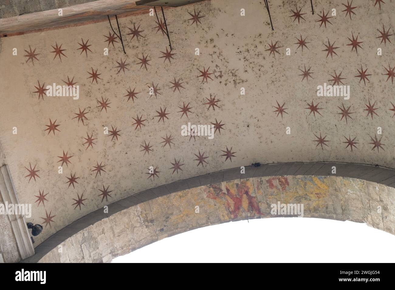 Plafond peint du mur médiéval de la ville construit à travers la vieille ville de Lucques, Italie Banque D'Images