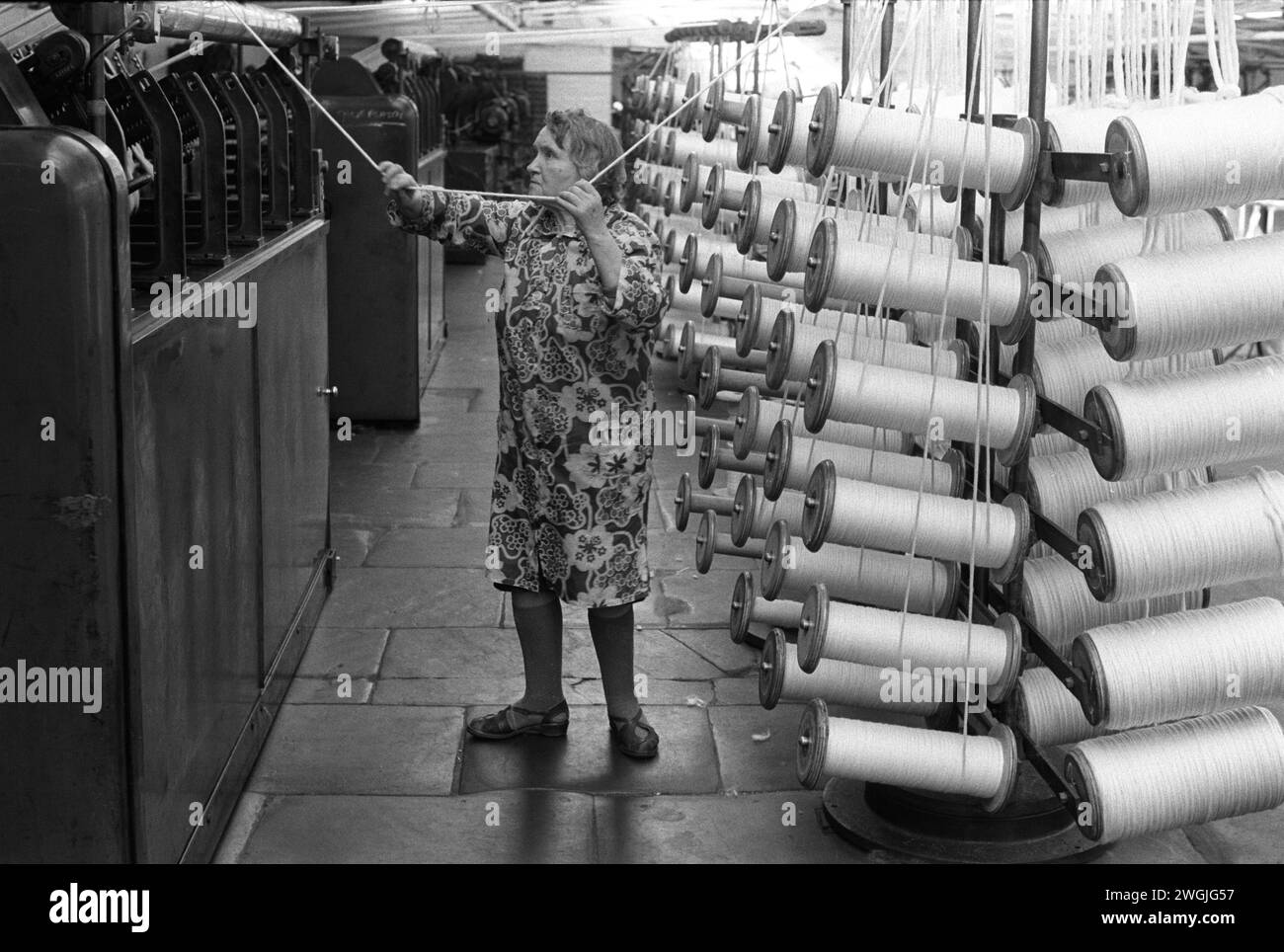 Industrie textile Yorkshire Royaume-Uni. Femme âgée ouvrière d'usine des années 1980 Saltaire, Moulin de sels, textiles de coton en cours de production. Près de Shipley, Bradford, West Yorkshire Angleterre. 1981 HOMER SYKES Banque D'Images