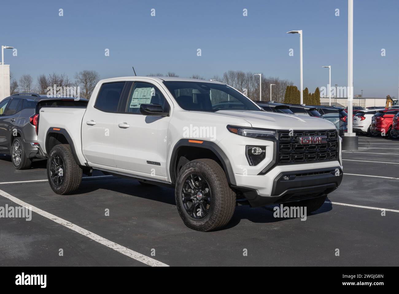 Kokomo - 4 février 2024 : présentation du pick-up Canyon Elevation de GMC chez un concessionnaire. GMC offre le Canyon dans les modèles Elevation, AT4, Denali et AT4X. Banque D'Images