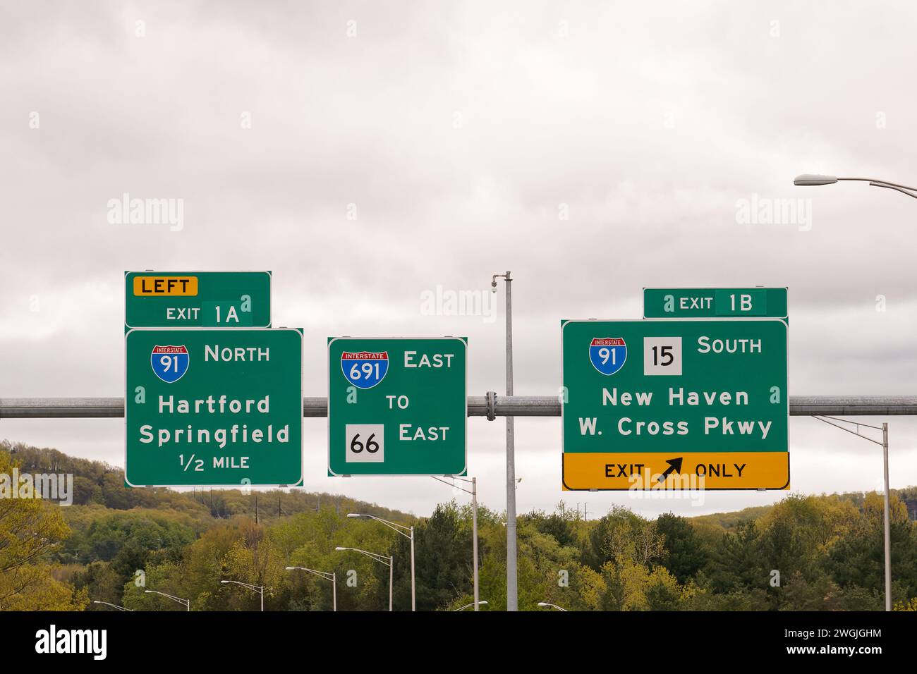 Panneaux de sortie à Meriden Connecticut sur l'Interstate 691 pour l'I-91 North vers Hartford et Springfield et l'I-91 South vers New Haven et W. Cross Pkwy Banque D'Images