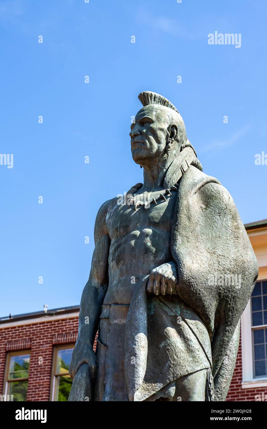 Mays Landing, NJ - 26 mai 2023 : détail de la statue d'un chef indien Lenni-Lenape par William Boyer devant l'historique Cour du comté de l'Atlantique H Banque D'Images
