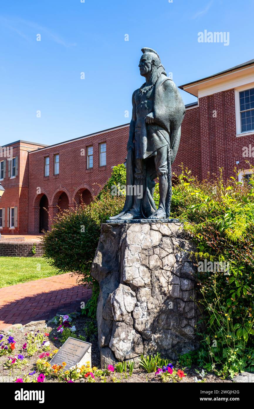 Mays Landing, NJ - 26 mai 2023 : cette statue d'un chef indien Lenni-Lenape par William Boyer se trouve devant le palais de justice historique du comté d'Atlantic Banque D'Images