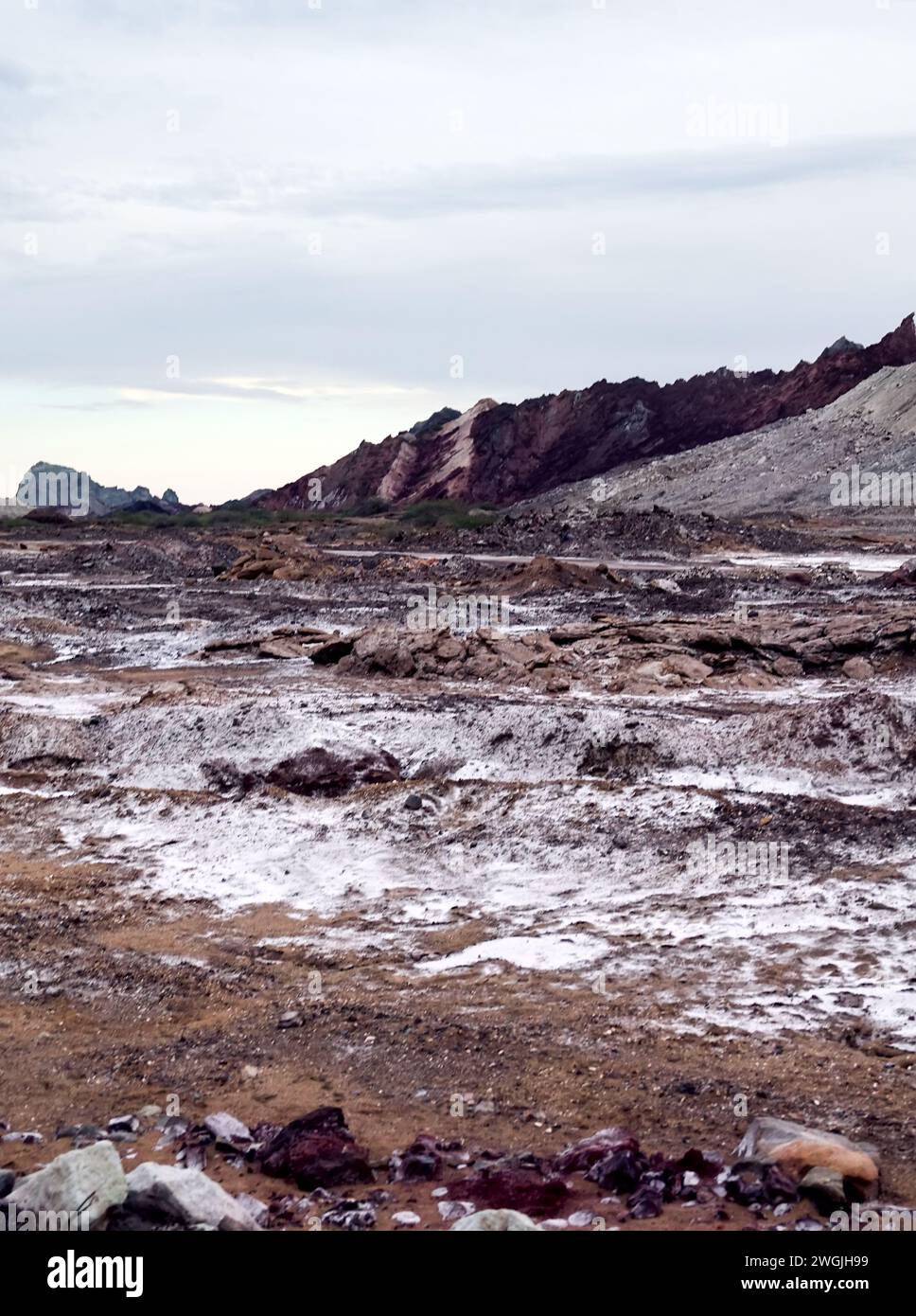 Géologie et Géochimie, terre saline en montagne, dépression. Lixiviation de sel, évaporite de calcaire, gypse tombé de solutions sursaturées, ther Banque D'Images