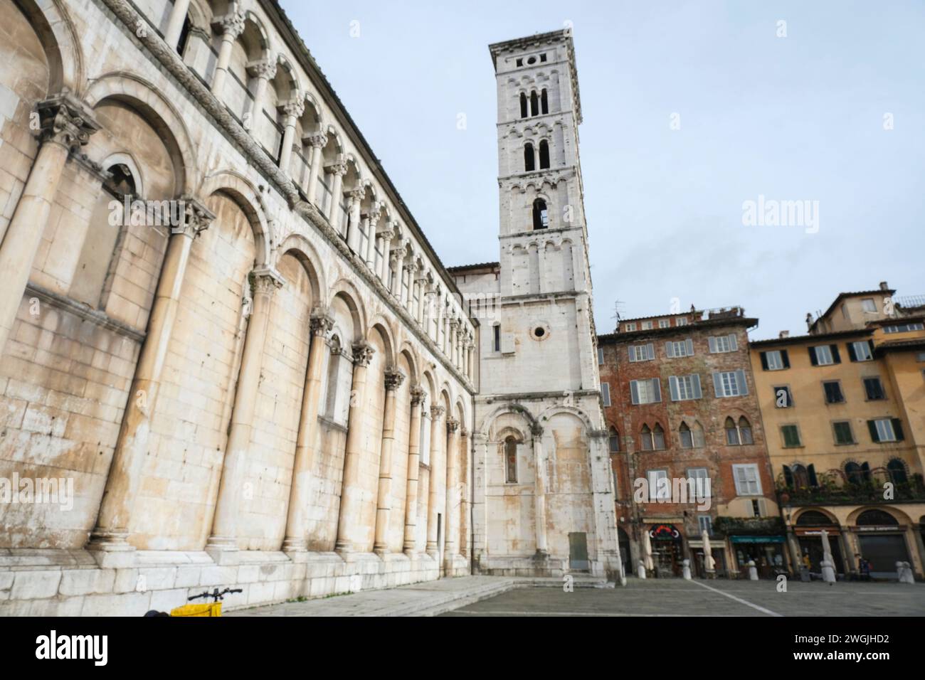 La cathédrale chiesa di San Michele in Foro sur la place piazza San Michele à Lucques, Italie Banque D'Images