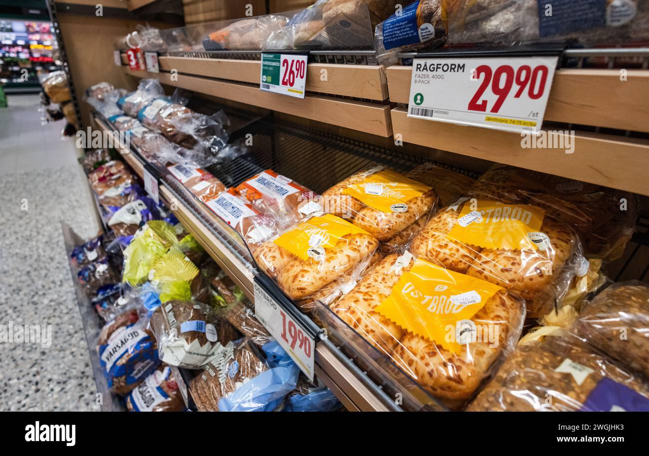 Selon les dernières prévisions de Matpriskollen, les prix des denrées alimentaires suédoises sont à nouveau en hausse. Photo de l'épicerie Willys lundi après-midi. Banque D'Images