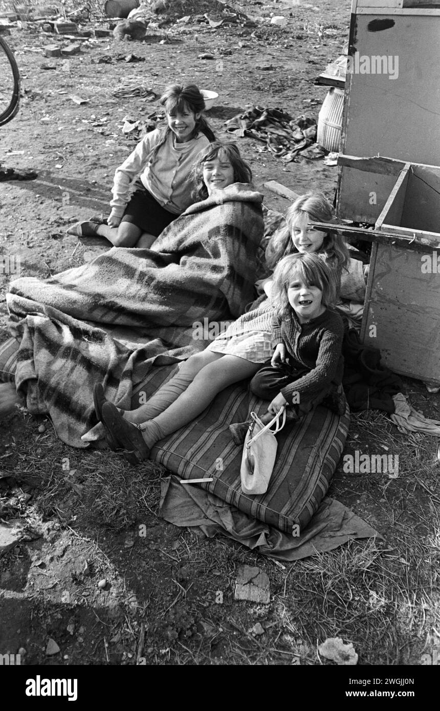 Irlandais Traveller Children 1960s UK. Gitsy Irish Travellers Kids payant heureux au centre-ville de Birmingham Wasteland Balsall Heath, Birmingham, Angleterre mars 1968. HOMER SYKES Banque D'Images